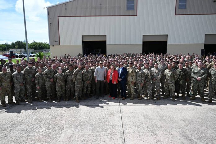 Secretario de guerra visita las tropas en Puerto Rico