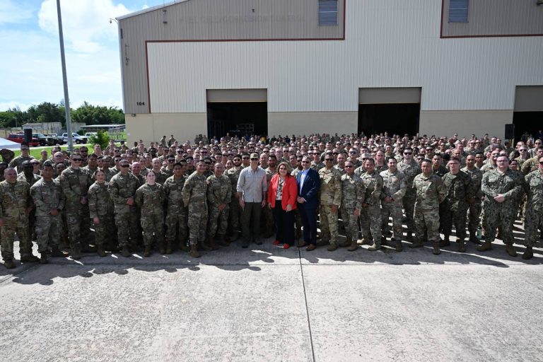 Secretario de guerra visita las tropas en Puerto Rico