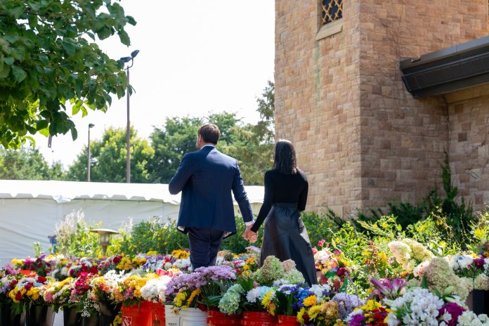 Vance se reúne con familias de víctimas de tiroteo escolar en Minneapolis