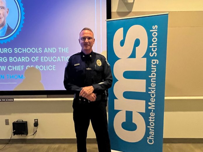 Jonathan Thomas asume como nuevo jefe de policía de CMS en emotiva ceremonia