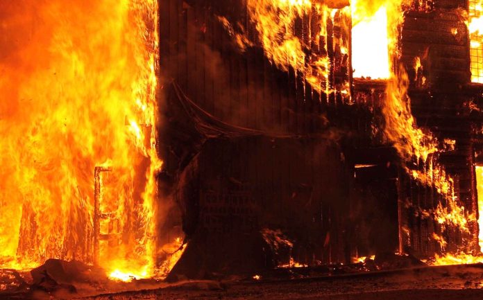 Morganton: Autoridades intensifican investigación tras incendio mortal