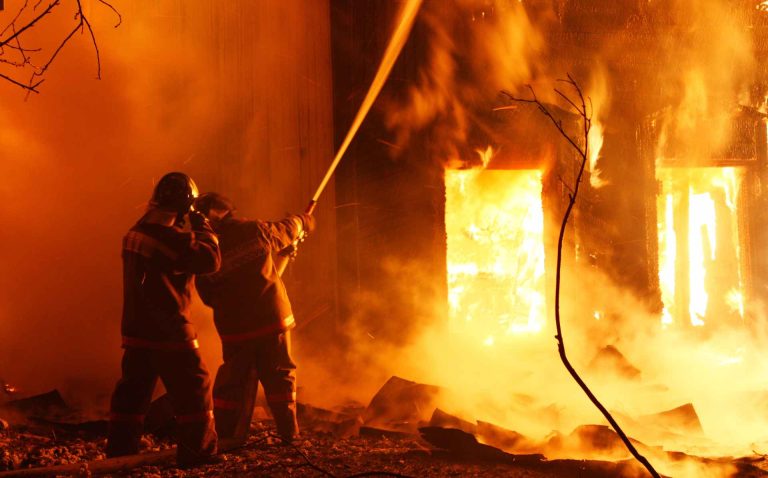 Investigan incendio que dejó dos fallecidos en Morganton