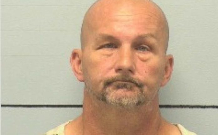 Arrestan a hombre de 51 años por incendio fatal en Morganton