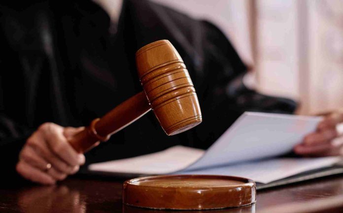 Cinco acusados ​con más de 30 órdenes de arresto estatales