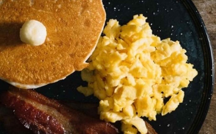Desayuno comunitario en Matthews une sabor y apoyo a inmigrantes