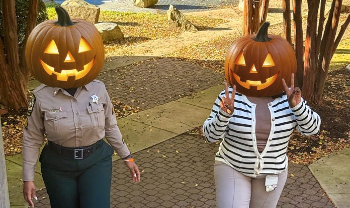 Autoridades de NC invitan a celebrar Halloween con precaución Autoridades de NC invitan a celebrar Halloween con precaución