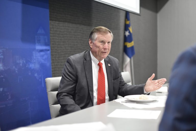 Comisionado Mike Causey dio a conocer tarifas de seguro médico de la ACA para 2026