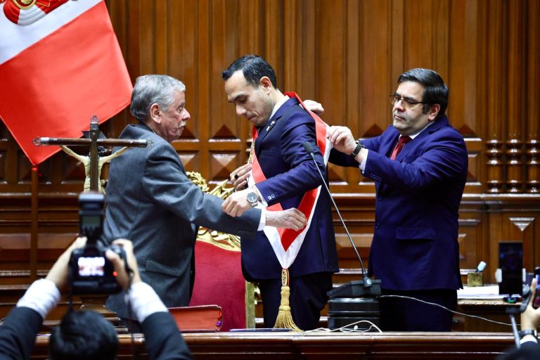 El Congreso dePerú destituye a Boluarte y juramenta a José Jerí