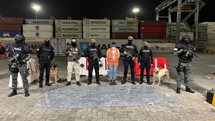 Ecuador y EE. UU. Incautan Armamento Ilegal en Altamar Ecuador y EE. UU. Incautan Armamento Ilegal en Altamar