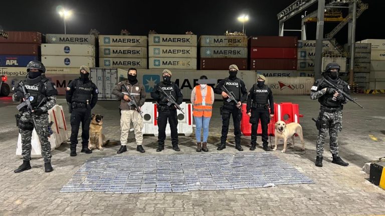 Ecuador y EE. UU. Incautan Armamento Ilegal en Altamar