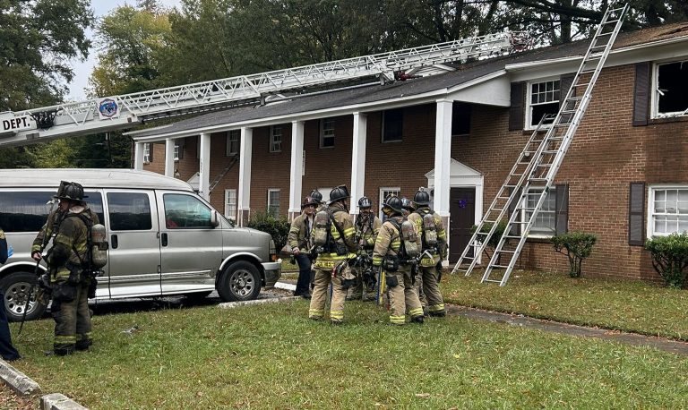 Charlotte Fire rescata a una persona durante incendio en complejo residencial