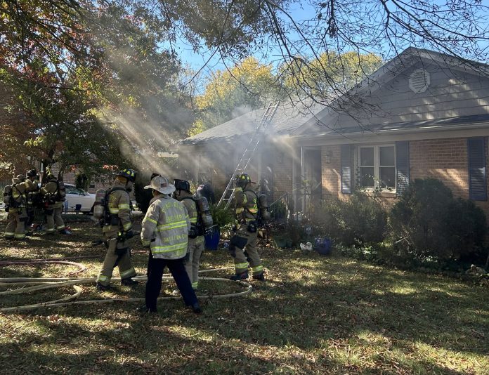Árbol desplomado y fuego residencial generan emergencia doble en Charlotte