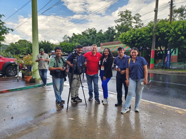 Llega a El Salvador el periodista Mario Guevara tras ser deportado de EE.UU.