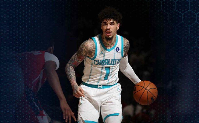 Ball logra un triple-doble histórico y los Hornets arrasan