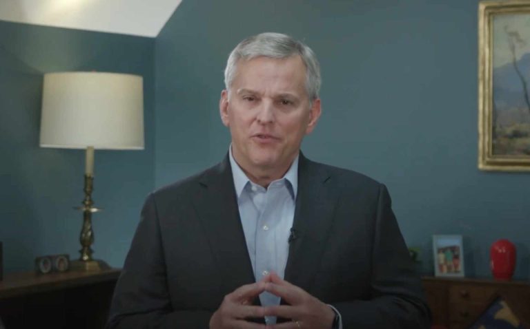 Gobernador Stein firma la “Ley de Iryna” y exige medidas más ambiciosas de seguridad