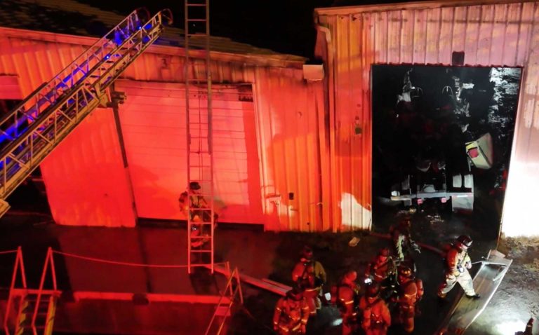 Incendio en taller mecánico de Charlotte deja pérdidas por 400 mil dólares