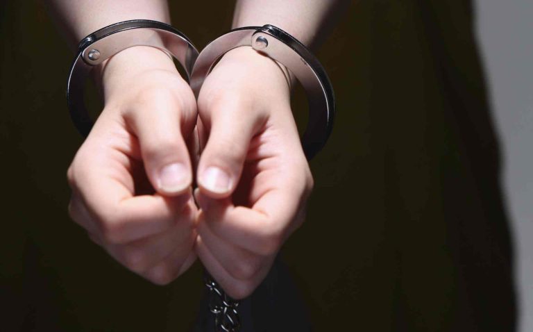 Acusan a dos mujeres de organizar accidente con transporte alquilado