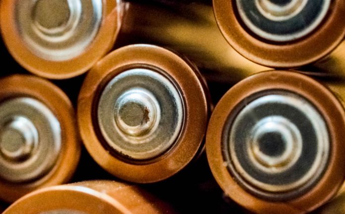 Burke impulsa la prevención de incendios con enfoque en baterías de litio