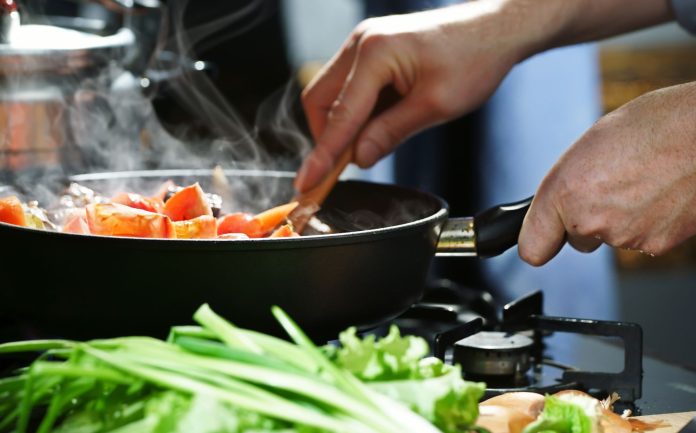 La Cruz Roja insta a cocinar y decorar con precaución durante las fiestas