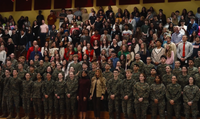 Melania Trump y Usha Vance visitan bases militares en NC