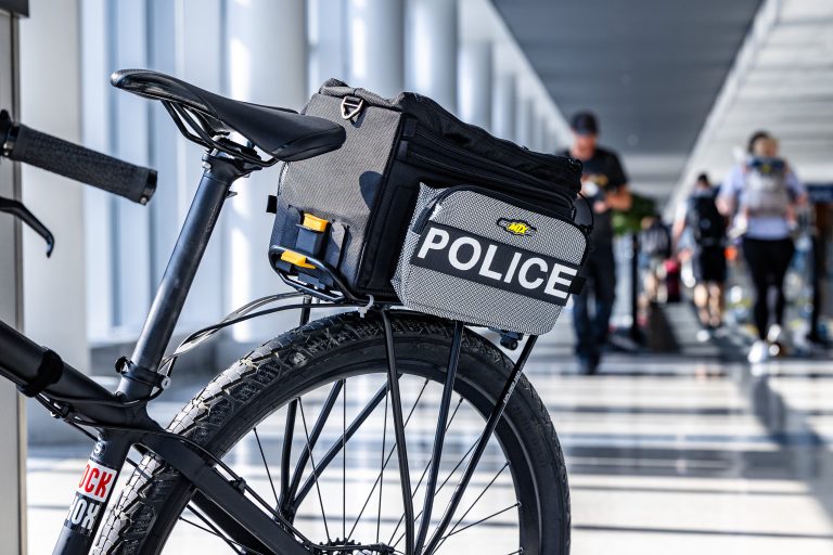 Patrulla ciclista refuerza la seguridad y agiliza respuesta en el Aeropuerto de Charlotte