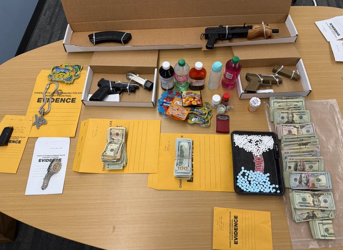 Tres detenidos e incautación de armas, drogas y dinero en efectivo