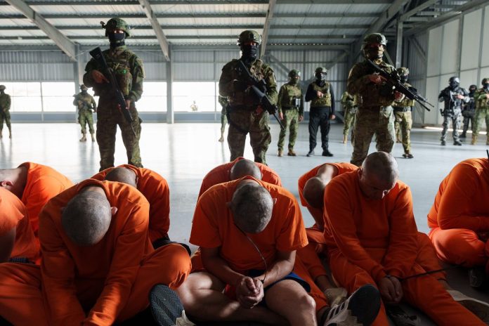 Noboa envía a 300 presos en su nueva megacárcel