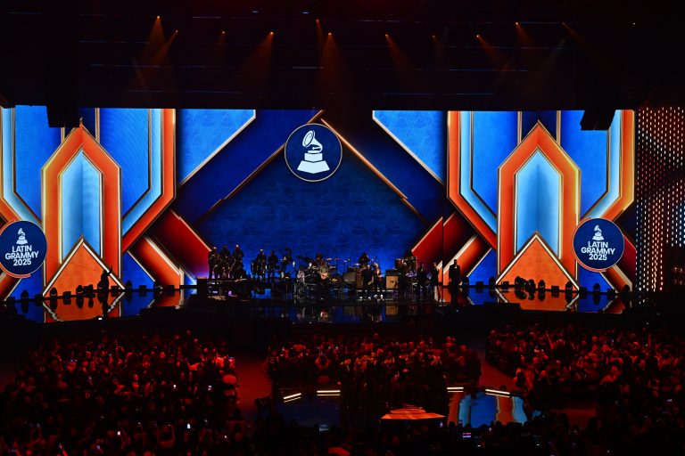 Bad Bunny gana álbum del año por primera vez en los Latin Grammy