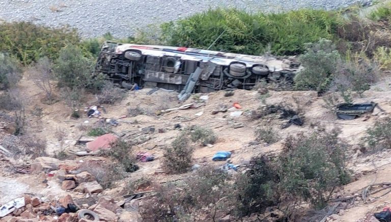 Grave accidente en Perú deja al menos 37 fallecidos y decenas de heridos