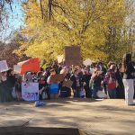 Solidaridad estudiantil: Alumnos apoyan a compañeros hispanos ausentes