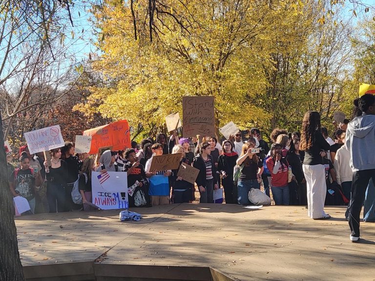 Solidaridad estudiantil: Alumnos apoyan a compañeros hispanos ausentes