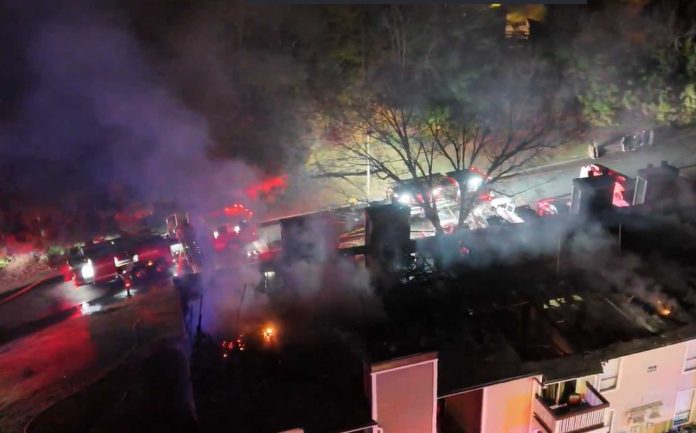 Evacuaciones masivas y una docena de residentes sin hogar tras incendio