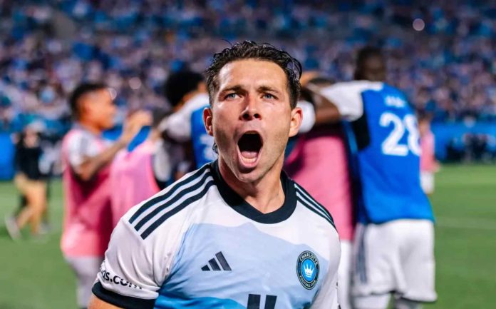 Brandt Bronico firma un nuevo contrato con The Crown