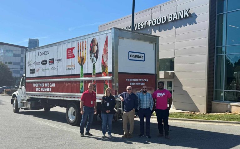 Charlotte organiza jornada especial de distribución de alimentos para familias necesitadas