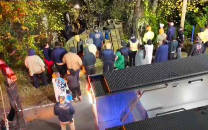 Dos caballos mueren tras volcar un tráiler en Brookshire Boulevard