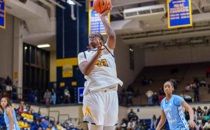 Los Tar Heels n.° 14 ganaron en el Corbett Sports Center