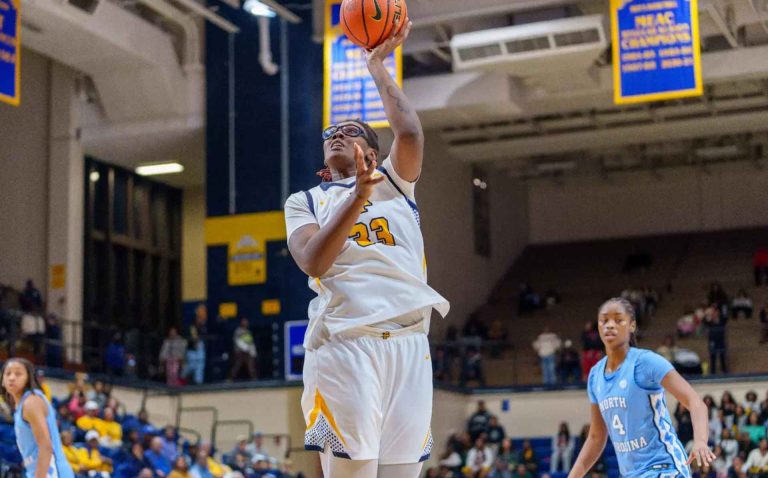 Los Tar Heels n.° 14 ganaron en el Corbett Sports Center