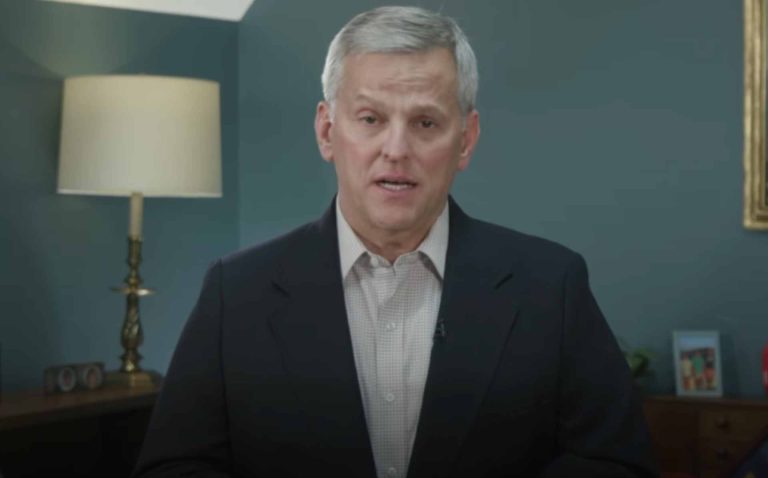 Gobernador Stein llama a la calma y cuestiona operativos federales en NC