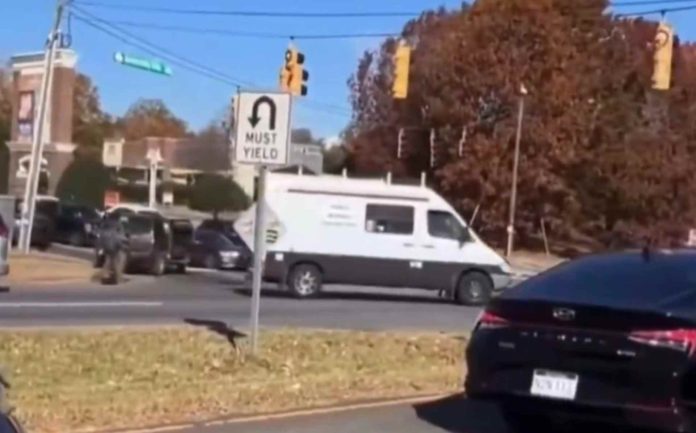 Conducción temeraria en operativo migratorio deja a un agente herido