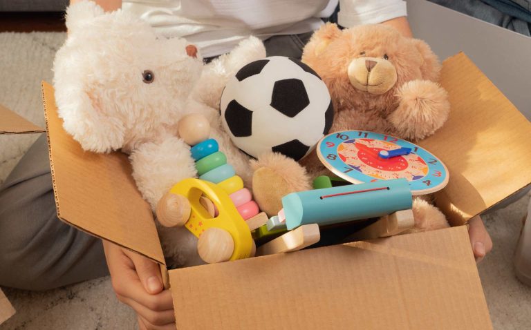 Periodistas invitan a una cena con karaoke para reunir juguetes para niños