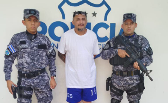 ICE expulsa a líder de la MS-13 buscado por asesinato tras intento de asilo