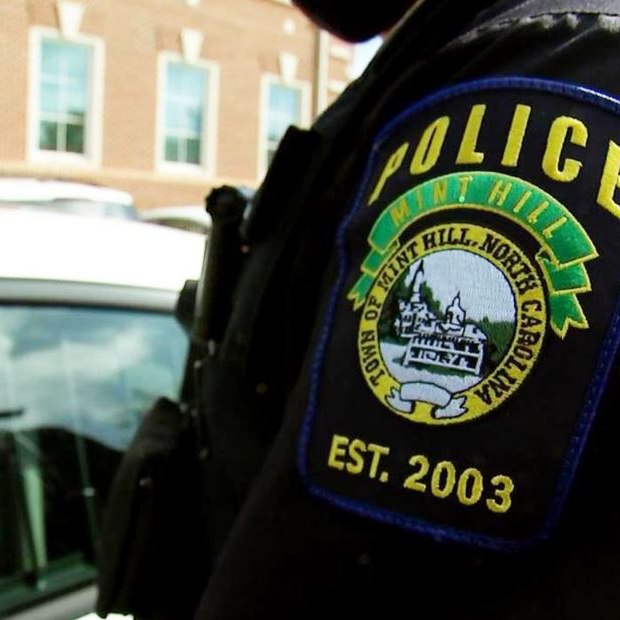 Avanza investigación por tiroteo en Mint Hill que dejó dos policías heridos y un sospechoso muerto