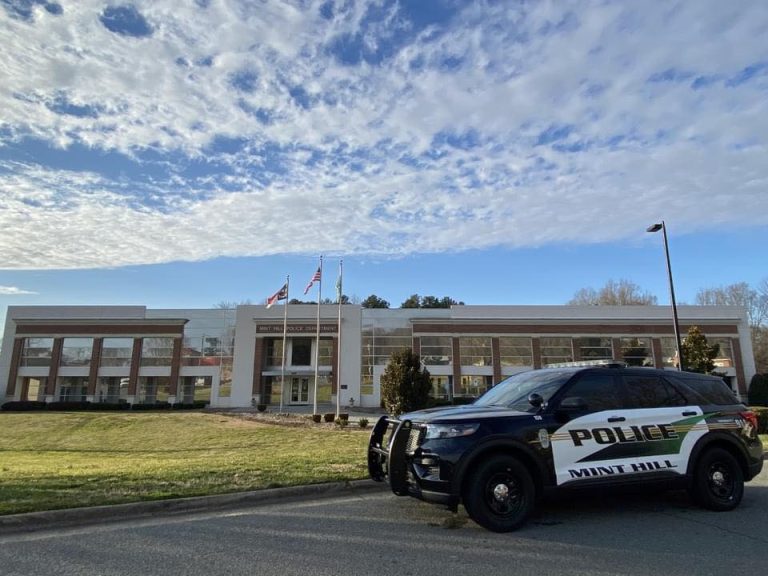 Oficiales heridos regresan a casa mientras continuan las investigaciones por tiroteo en Mint Hill