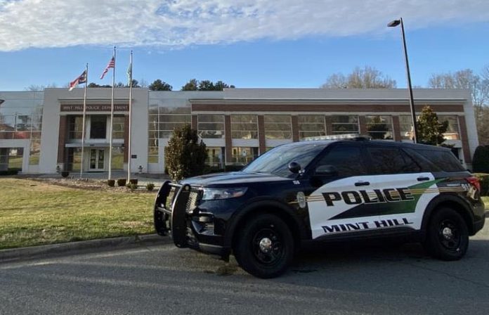 Oficiales heridos regresan a casa mientras continuan las investigaciones por tiroteo en Mint Hill