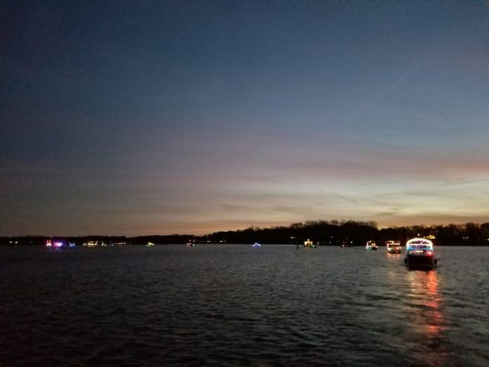 Desfile de barcos iluminados navideños del Lake Norman
