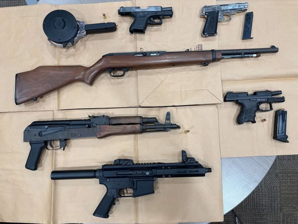 Un menor enfrenta más de 275 cargos en las Carolinas