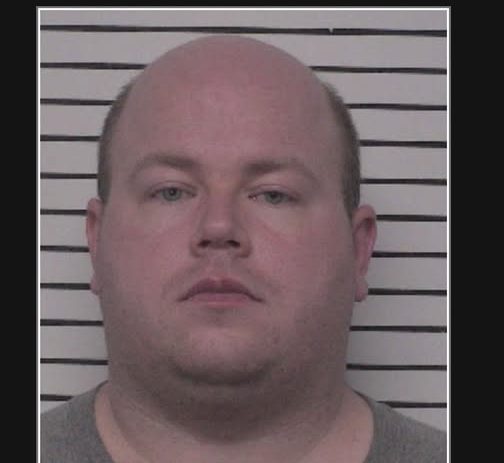 Detienen a un delincuente sexual que entrenaba a menores en un comercio local