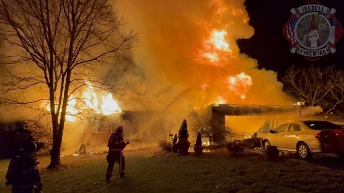 Voraz incendio consume vivienda en Lake Norman a días de Navidad