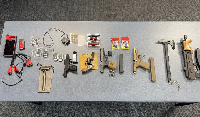 Cuatro detenidos y cinco armas incautadas en Northlake Mall Drive