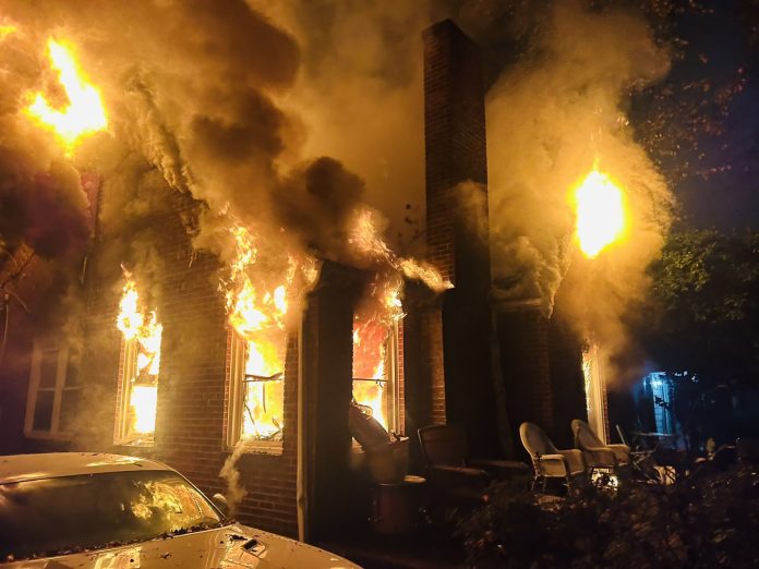 ¡Alerta! Una vela encendida basta para destruir un hogar